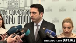 Ալեն Սիմոնյանը զրուցում է լրագրողների հետ, արխիվ