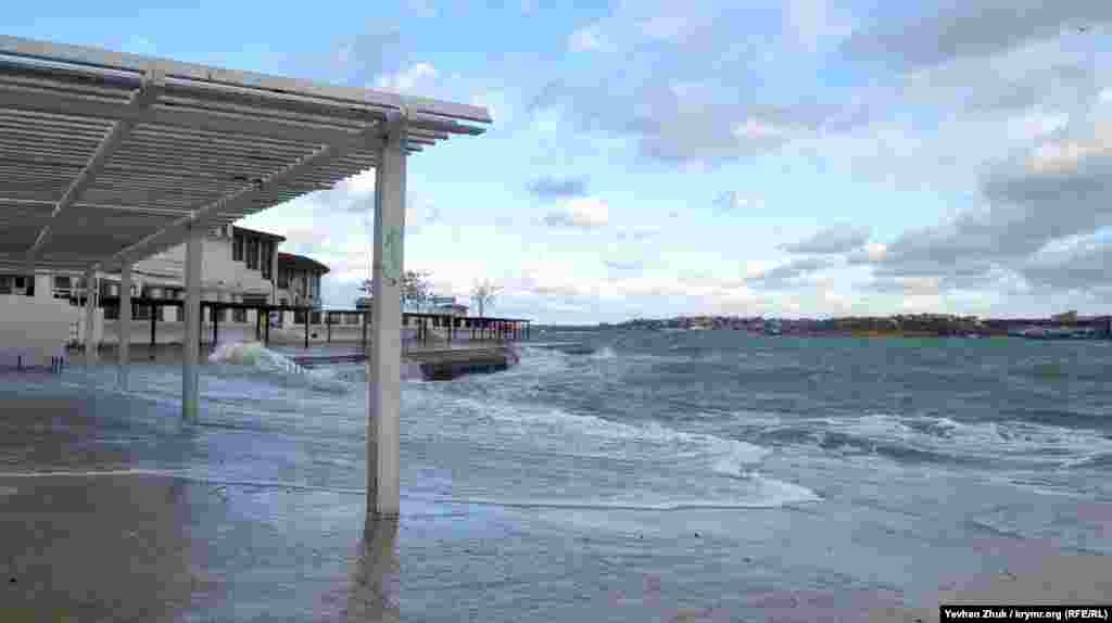 Пляж Кришталевий повністю залитий водою