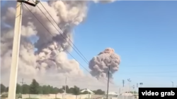 Клубы дыма в небе над местом взрывов в хранилище боеприпасов вблизи города Арысь Туркестанской области. 24 июня 2019 года.