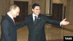 Orsýetiň prezidenti Wladimir Putin (ç) we Türkmenistanyň prezidenti Gurbanguly Berdimuhamedow (s), Aşgabat, 11-nji maý, 2007