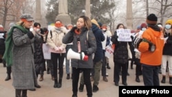 Аялдарга жасалган зордук-зомбулукка каршы Бишкекте өткөн акция. Архив.