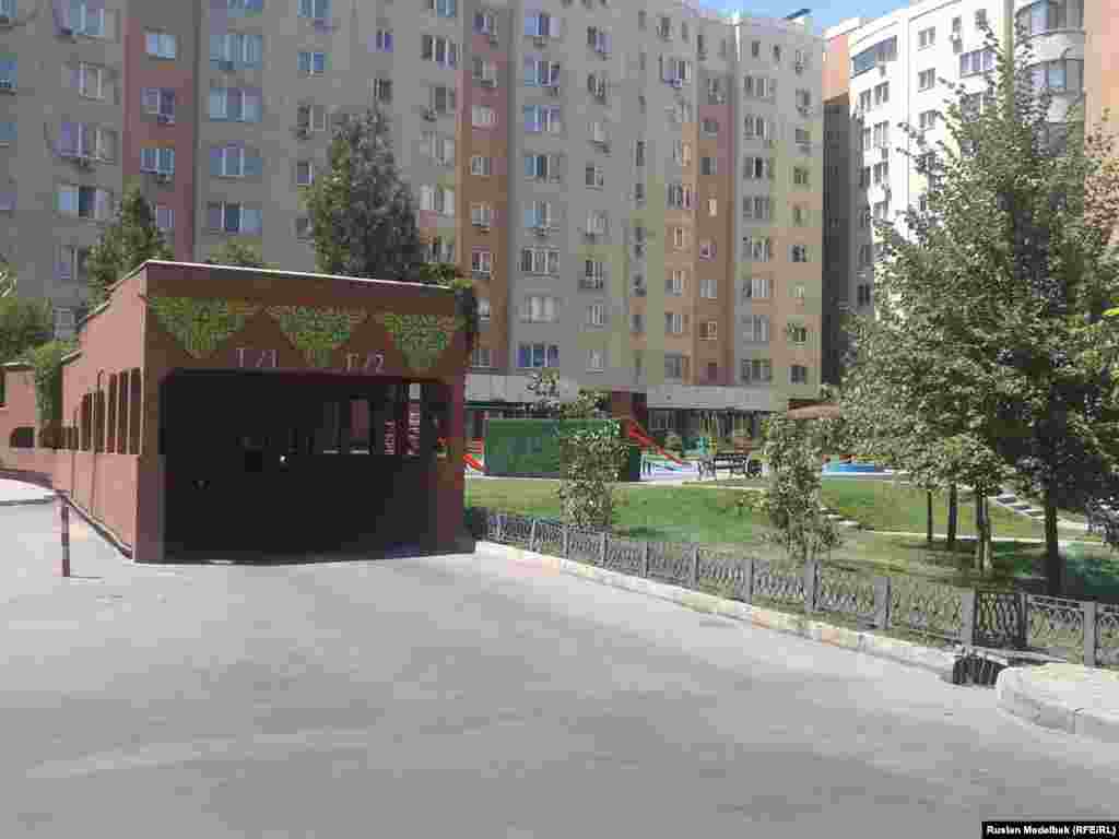 При проектировке строительства новых домов архитекторы предусмотрели подземные паркинги. Алматы, 21 августа 2013 года.