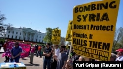 Сирияга жасалган  ракеталык соккудан кийин Ак үйдүн жанына чогулган демонстранттар. Вашингтон, 14-апрель, 2018-жыл. 
