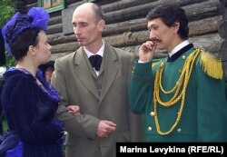 Актёры играют Достоевского, его супругу Марию и Шокана Валиханова. Семей, 16 мая 2012 года.