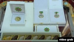 Orden-medallar, ýubileý manatlyklary "türkmeniň süýjilik paýy" diýlen şokaladlar bilen berildi.