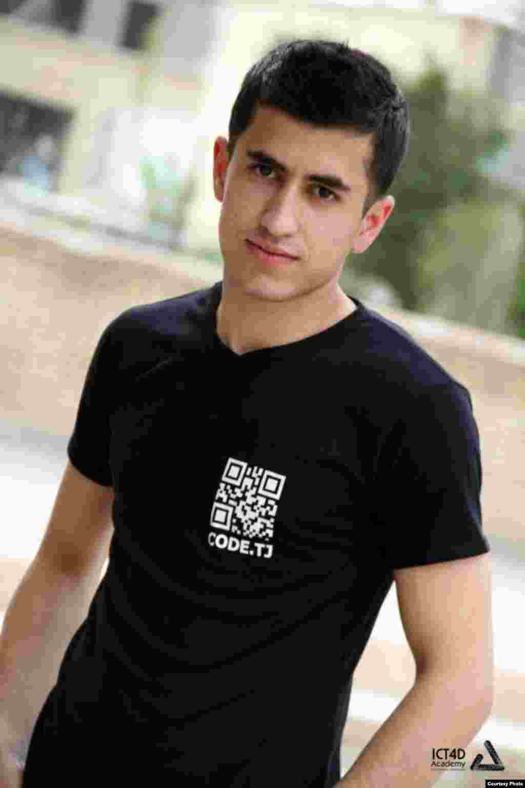 Наврӯз Абдураҳмон аз Душанбест, вале имсол Наврӯзро дар шаҳри Алмаатои Қазоқистон ҷашн мегирад. Дар як рӯзи зебои баҳорӣ ва 23-уми марти соли 1993, ба дунё омадааст ва бобояш ӯро Наврӯз ном гузоштааст. Бисту як Наврӯзро дидааст ва дар соҳаи фанновариҳои иттилоотӣ кор мекунад. Номаш ба худаш писанд аст ва ҳар сол ду рӯз пас аз Наврӯз зодрӯзашро ҳам ҷашн мегирад. Дар Фейсбук рафиқ шудем. 