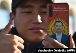 Прихильник обраного президента Садира Жапарова на мітингу-зустрічі з ним на центральній площі Ала-Тоо в Бішкеці, 11 січня 2021 року