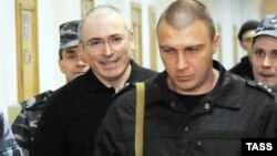 Михаил Ходорковский (слева), находясь в заключении, смог выиграть иск против России и распорядиться полученными деньгами в благотворительных целях.