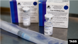 У пакунках – пляшечки з першим компонентом вакцини «Спутнік-V». Другий компонент застосовують через три тижні