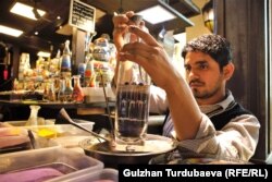 Кумга сүрөт тарткан сатуучу.