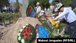 Кыргыз Республикасынын Эл артисти Искра Райымкулова "Ала-Арча" көрүстөнүнө жерге берилди.
