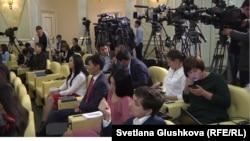 Журналисты в резиденции президента Казахстана в ожидании его выхода к прессе. Астана, 9 октября 2015 года.