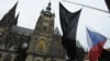 В знак памяти о Вацлаве Гавеле над Пражским Градом приспущен чешский флаг