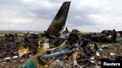 Бойовики риються в уламках збитого літака, фото 14 червня 2014 року