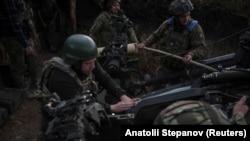 Військовослужбовці 148-ї окремої артилерійської Житомирської бригади готуються до обстрілу російських військ з гаубиці M777, Донецька область, 9 червня 2025 року