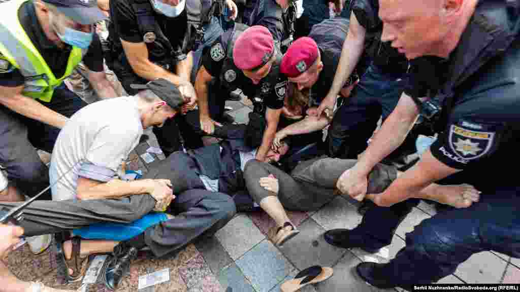 Його скрутили і відтягли за паркан. У затриманні активіста приймав участь, зокрема, полк поліції особливого призначення (ПОП), який є правонаступником спецпідрозділу &laquo;Беркут&raquo;. Загалом були силовики з кількох силових структур, серед них особи в цивільному, які безпосередньо брали участь у затриманні активіста 