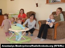 Будинок дитини «Берізка». У Центрі матері та дитини можна жити, поки малюкові не виповниться півтора року. Хмельницький, 21 жовтня 2011 року