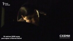 До автівки журналістів підійшов один з чоловіків, щоб поговорити