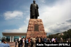 Оппозиционные политики и гражданские активисты у памятника Абаю. Алматы, 19 мая 2012 года.