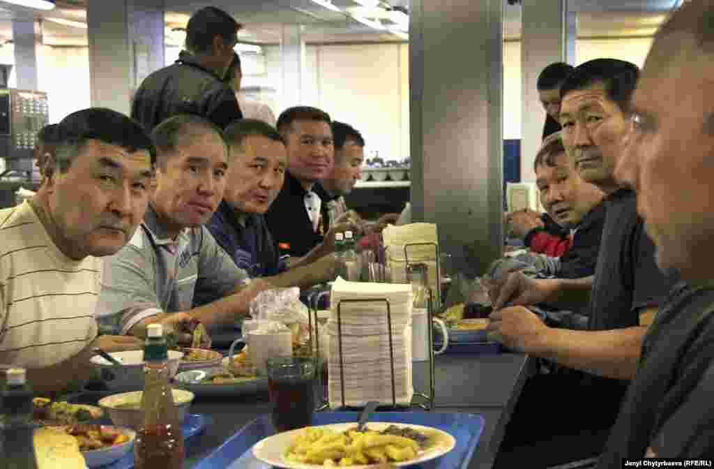 Кумтөрдүн ашканасында креветка өңдөнгөн деңиз азыктарынан тартып, жергиликтүү тамак-аштын ар түркүнүн табасыз.