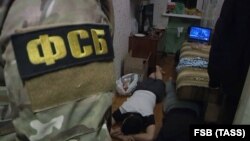 ФСБ Санкт-Петербургда экстремист деп шектелген адамдарды кармады. 15-декабрь, 2017-жыл