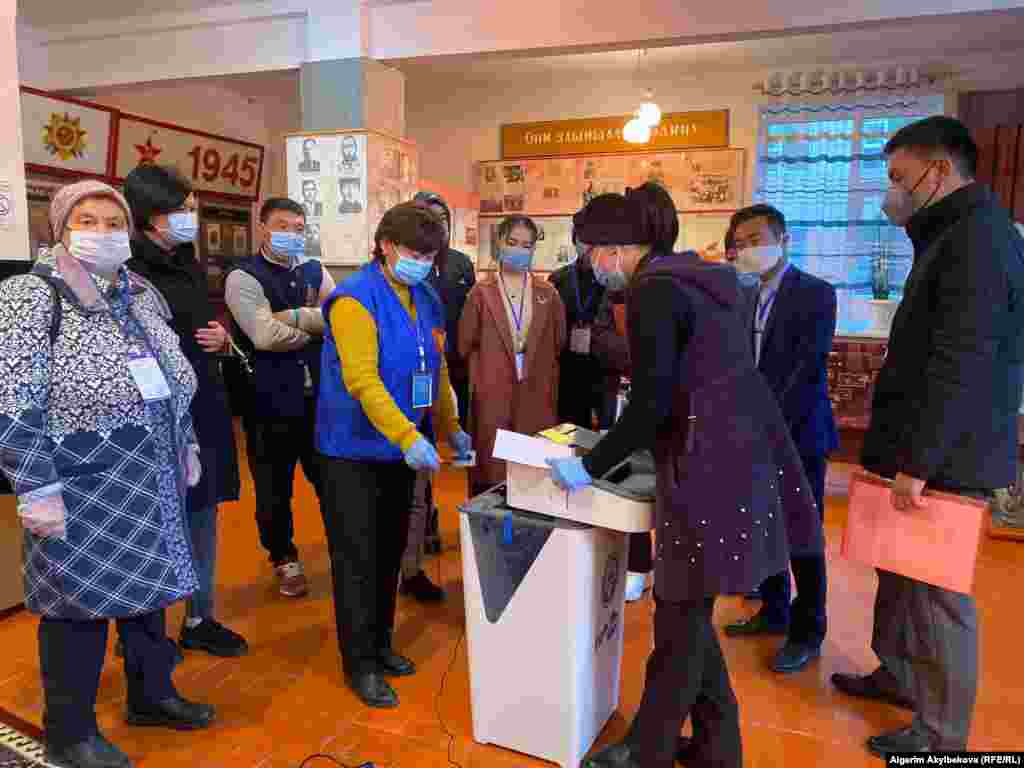 Коронавирус пандемиясынын шартында өтүп жаткан шайлоодо Жогорку Кеңештеги 120 депутаттык орун үчүн 16 партия ат салышууда.