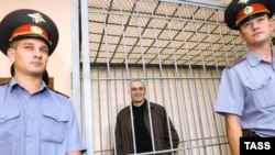 Формально ко 2 ноября следствие по делу <a href="http://www.svobodanews.ru/Article/2008/07/01/20080701122522720.html">о хищении нефти</a> должно быть прекращено и передано в суд