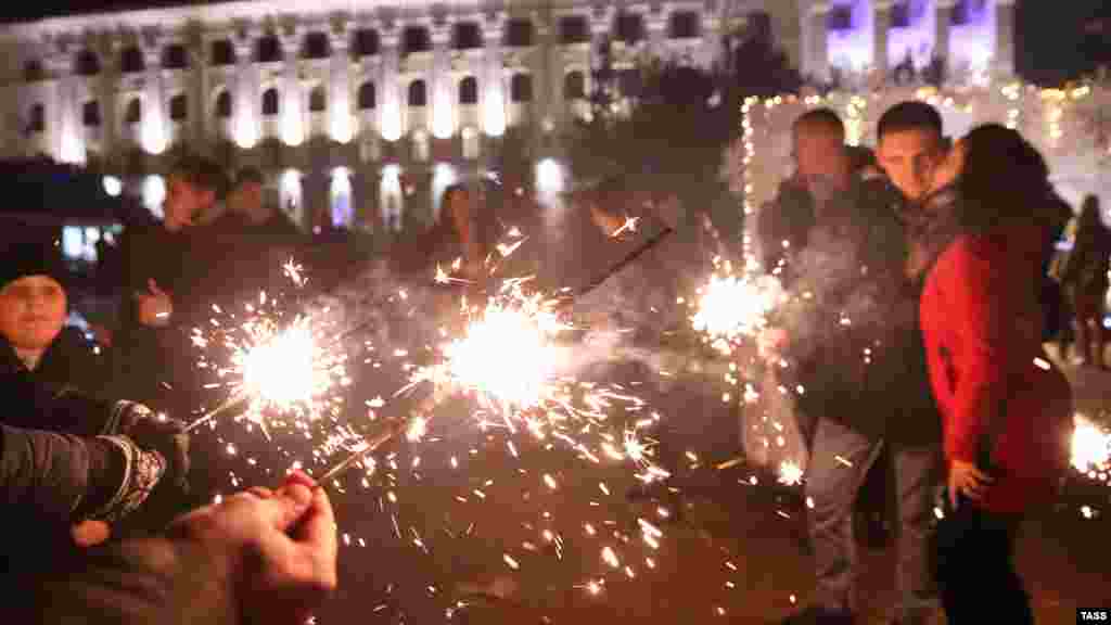 Сімферопольці принесли із собою бенгальські вогні, хтось вбрався в костюм Діда Мороза