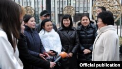 Отунбаева акциянын катышуучулары менен жолугушуу маалында