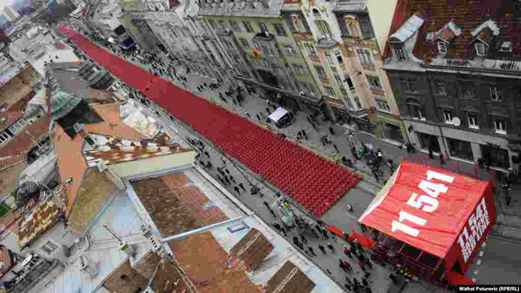 20 лет со дня начала войны в Боснии. &quot;Красная лента Сараево&quot; - 11 541 красный стул, по числу жертв блокады города с 1992 по 1996 годы