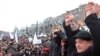 Леван Гачечиладзе приветствует своих сторонников на митинге грузинской оппозиции