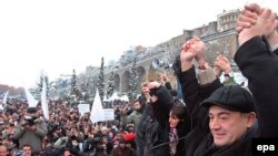 Леван Гачечиладзе приветствует своих сторонников на митинге грузинской оппозиции