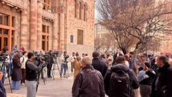 «Ի՞նչ խաղաղության պայմանագիր, եթե Բաքվում կեղծ դատավարությամբ հայերն են դատվում». ակցիա՝ կառավարության շենքի մոտ