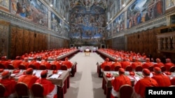 День, що завершився чорним димом: перший конклав із обрання нового папи Римського (фотогалерея)