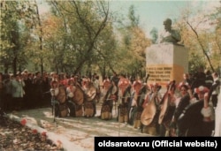 Жовтий Клин. Фестиваль української культури. Виступ бандуристок біля пам'ятника Тарасу Шевченку в селищі міського типу Самійлівка Саратовської області. Фото до 2001 року