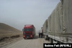 Машины на новой высокогорной дороге между Китаем и Кыргызстаном.