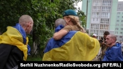 Із полону РФ повернули військових та медиків з Маріуполя. Перші емоції (фотогалерея)