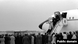 1979-жылдын 4-ноябрында Тегерандагы элчиликте барымтага алынган америкалыктар мекенине 1981-жылдын 27-январында кайтып келген.