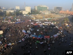 Хосни Мубарактын режимине каршы көтөрүлүштүн бир жылдыгын утурлай египеттиктер Каирдин ортосундагы Тахрир(Эркиндик) аянтына агылып келишүүдө. 25-январь 2012
