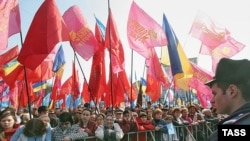 Лидер украинских коммунистов Петр Симоненко, выступая на митинге на майдане Незалежности призвал сторонников коалиции не допустить проведения неофашистами факельного шествия