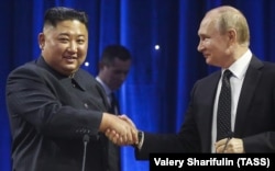 Лідер КНДР Кім Чен Ин і очільник Росії Володимир Путін (праворуч)