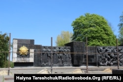 Монумент слави обгороджують у Львові, 23 квітня 2018 року