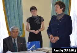 Хәнисә Алишина, Азалия Габдрәхимова, Клим Садыйков алдынгыларны тәбриклиләр