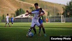 Лаҳзае аз бозии Орзу ва Истиқлол. Бо тӯб бозигари беҳтарин Ҳасан Латипов