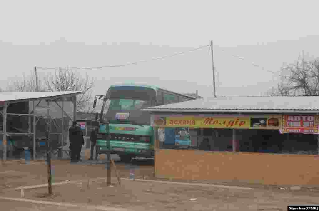 Стоянка для автобусов и столовая рядом с таможенным постом.