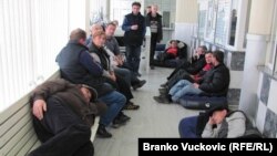 Radnici ispred Poreske uprave u Kragujevcu, 6. decembar 2010.