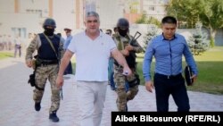 Курсан Асановду Бишкектин Биринчи май райсотуна алып келатышат. 16-сентябрь, 2021-жыл. 