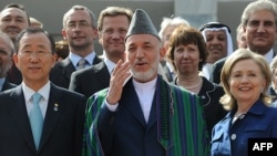 Хамид Карзай ооган өкмөтү баарын көзөмөлдөй алат деп ишендирүү аракетинде. Кабул, 20-июль, 2010-ж.