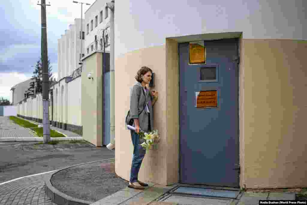 Ольга Севяринець чекає на свого чоловіка Павла у слідчого ізолятора на вулиці Окрестіна в Мінську, Білорусь, 22 липня 2020 року. &nbsp; Місцеві новини: Друга премія, одиночний розряд &ndash; Надія Бужан