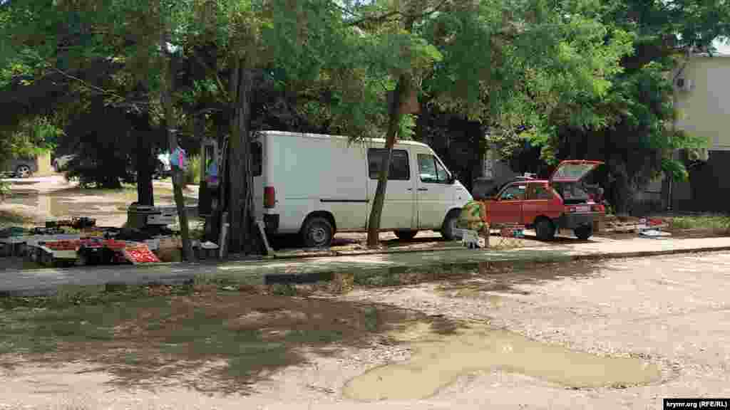 Tereklerniñ tübünde meyva-sebze satıcıları yerleşti